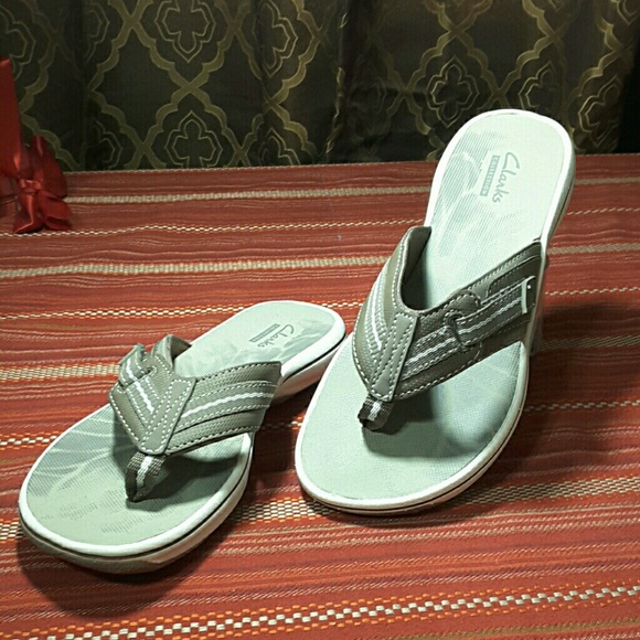 clarks flip flops size 5